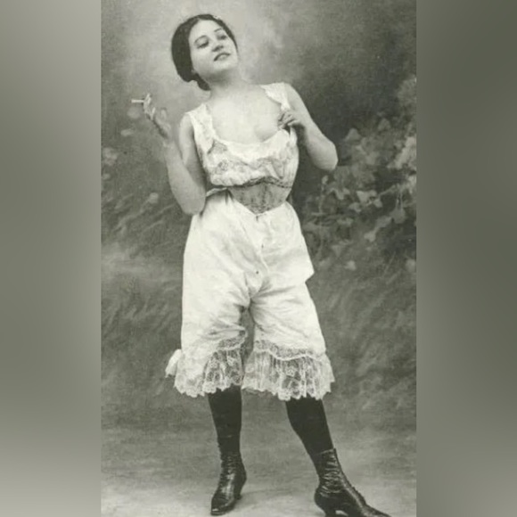 🌻🍄Meet your Posher, Jessica🌷 - Picture 1 of 6